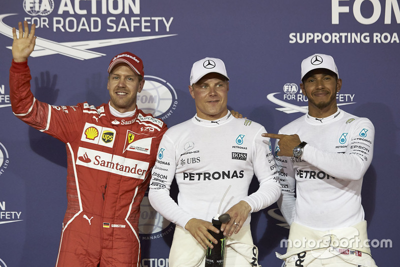 Ganador de la pole Valtteri Bottas, Mercedes AMG, segundo lugar de Lewis Hamilton, Mercedes AMG, tercer lugar Sebastian Vettel, Ferrari