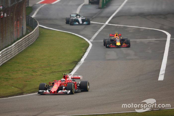 Kimi Raikkonen, Ferrari SF70H, lidera a Max Verstappen, Red Bull Racing RB13 y Valtteri Bottas, Mercedes AMG F1 W08