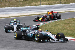 Lewis Hamilton, Mercedes AMG F1 W08, Valtteri Bottas, Mercedes AMG F1 W08, Daniel Ricciardo, Red Bul