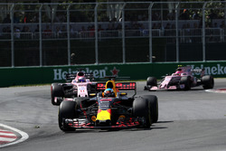 Daniel Ricciardo, Red Bull Racing RB13, Sergio Perez, Sahara Force India VJM10 et Esteban Ocon, Sahara Force India VJM10