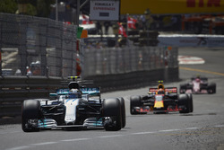 Valtteri Bottas, Mercedes AMG F1 W08; Max Verstappen, Red Bull Racing RB13