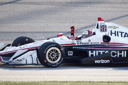 Еліо Кастроневес, Team Penske Chevrolet проїжджає повз картатий прапор