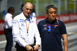 Franz Tost, Team Principal, Toro Rosso, and Masashi Yamamoto, General Manager, Honda Motorsport, on the grid