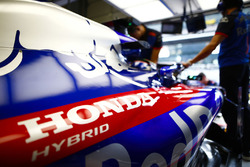 Honda logo on the car of Brendon Hartley, Toro Rosso STR13