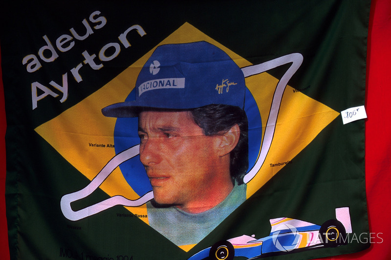 La bandera de tributo de Ayrton Senna había sido fabricada y estaba lista para la venta en el Gran Premio después de su trágica muerte.