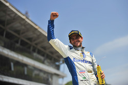 Daniel Serra comemora título da Stock Car em Interlagos
