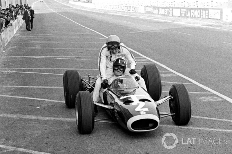 Reims 1966: Graham Hill (BRM) carica Peter Arundell (Lotus)