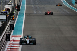 Lewis Hamilton, Mercedes F1 W08 y Sebastian Vettel, Ferrari SF70H