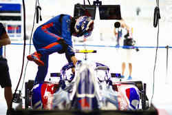 Pierre Gasly, Toro Rosso STR13 Honda, entre dans sa voiture