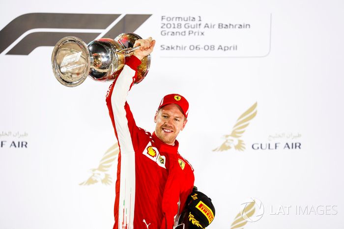 Sebastian Vettel, Ferrari, 1° classificato, sul podio con il suo trofeo