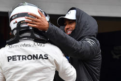 Lewis Hamilton, Mercedes AMG F1 celebrates with polesitter Valtteri Bottas, Mercedes AMG F1 in parc