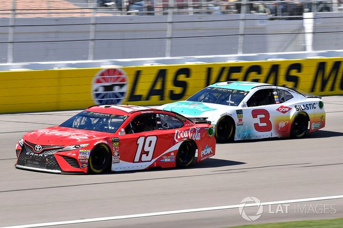 Daniel Suárez, Joe Gibbs Racing, Toyota Camry Coca-Cola y Austin Dillon, Richard Childress Racing, C
