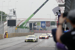 Checkered flag for Edoardo Mortara, Mercedes-AMG Team Driving Academy, Mercedes - AMG GT3