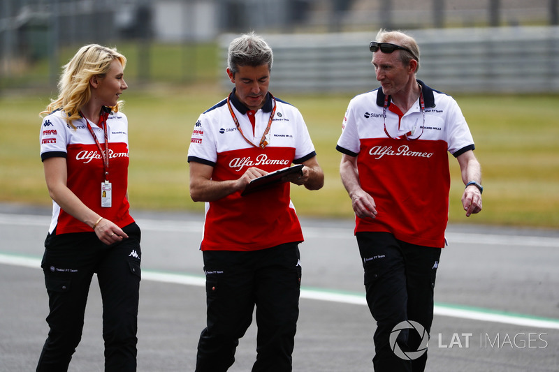 Des mécaniciens et ingénieurs de Sauber parcourent la piste à pied