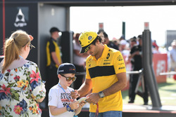 Carlos Sainz Jr., Renault Sport F1 Team firma autógrafos para los fanáticos