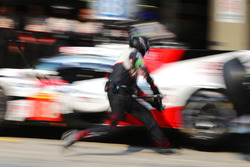 Des mécaniciens Toyota Gazoo Racing au travail