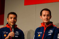 Il pilota Hyundai WRC Hayden Paddon e il co-pilota Sebastian Marshall parlano con Henry Hope-Frost a