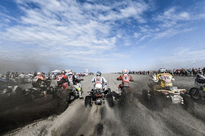 Motos y quads al comienzo de la etapa 4