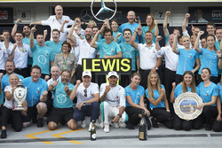 Valtteri Bottas, Mercedes AMG F1, el ganador de la carrera Lewis Hamilton, Mercedes AMG F1 y el equipo de Mercedes celebran la victoria