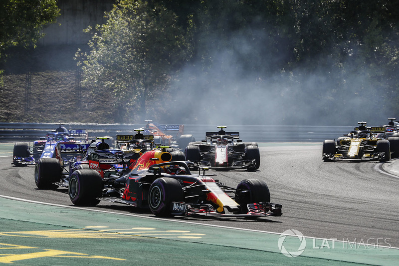 Max Verstappen, Red Bull Racing RB14, delante de Pierre Gasly, Toro Rosso STR13, Carlos Sainz Jr., Renault Sport F1 Team R.S. 18, Kevin Magnussen, Haas F1 Team VF-18, Brendon Hartley, Toro Rosso STR13, Nico Hulkenberg, Renault Sport F1 Team R.S. 18 en la salida