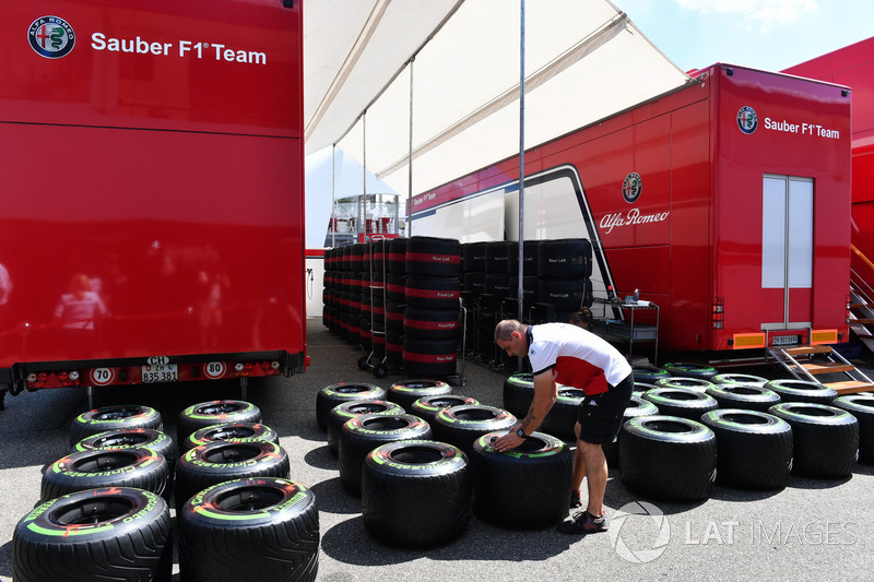 Un meccanico Sauber con degli pneumatici Pirelli