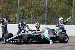 Lewis Hamilton, Mercedes-AMG F1 W09 met hydraulisch probleem