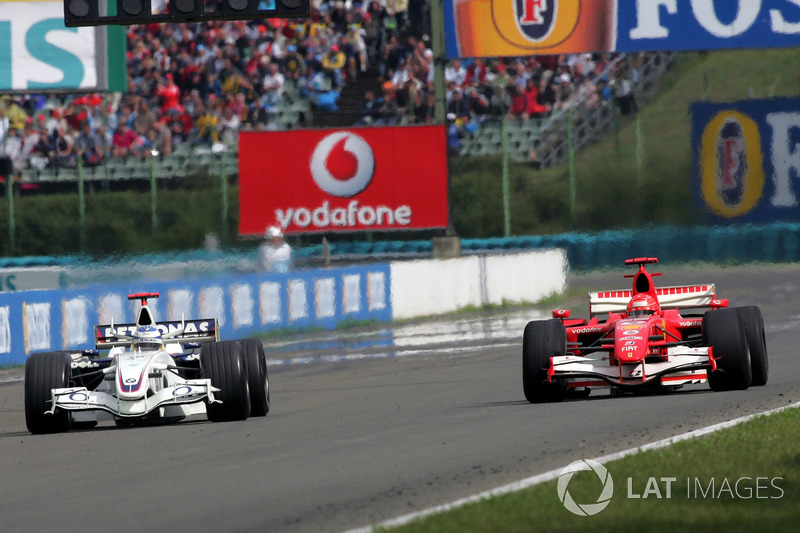 Nick Heidfeld, BMW Sauber F1.06 pelea con Michael Schumacher, Ferrari 248 F1