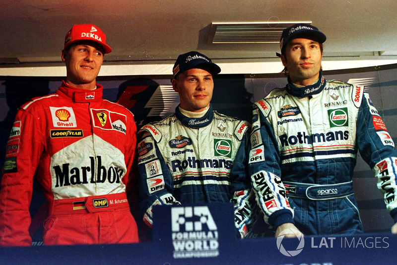 Jacques Villeneuve, Williams, Michael Schumacher, Ferrari, Heinz-Harald Frentzen, Williams, fanno segnare lo stesso tempo in qualifica