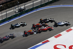 Felipe Massa, Williams FW38, Sergio Perez, Force India VJM09, Daniel Ricciardo, Red Bull Racing RB12, terwijl Daniil Kvyat, Red Bull Racing RB12 Sebastian Vettel, Ferrari SF16-H, raakt