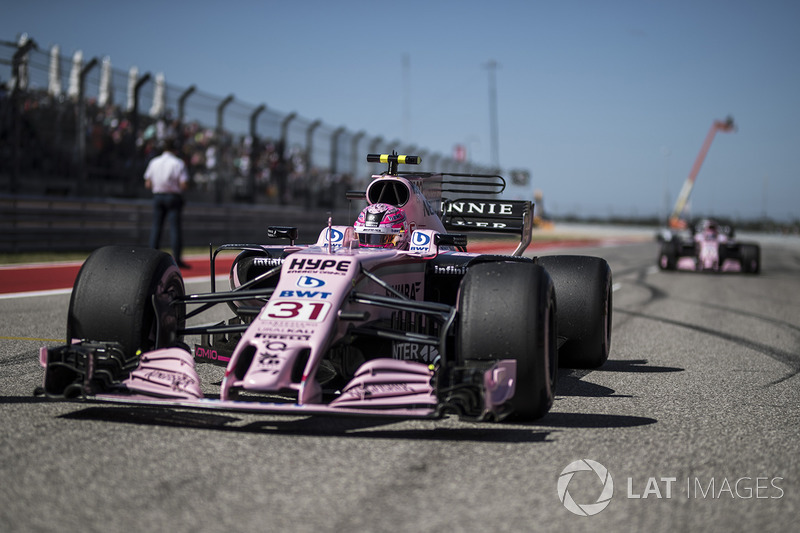 Esteban Ocon, Sahara Force India VJM10 in the garage