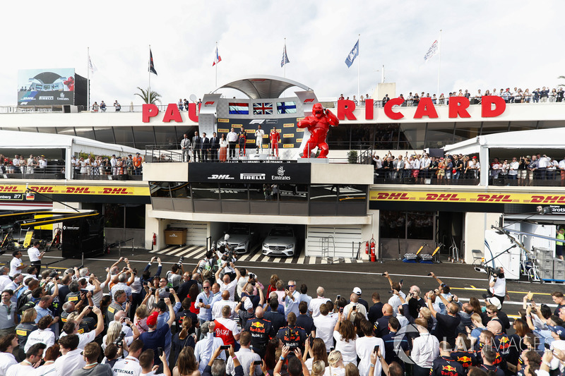 Ron Meadows, Sporting Director, Mercedes AMG, Max Verstappen, Red Bull Racing, 2nd position, Lewis Hamilton, Mercedes AMG F1, 1st position, and Kimi Raikkonen, Ferrari, 3rd position, on the podium