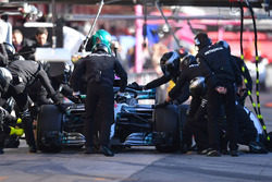 Lewis Hamilton, Mercedes-AMG F1 W09 pit stop