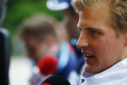 Маркус Ерікссон (Sauber) спілкується з медіа