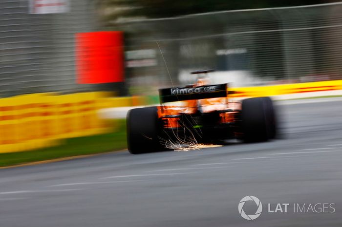 Fernando Alonso, McLaren MCL33 Renault, sacando chispas