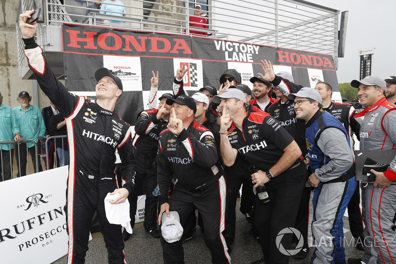 Josef Newgarden, Team Penske Chevrolet, podium, selfie