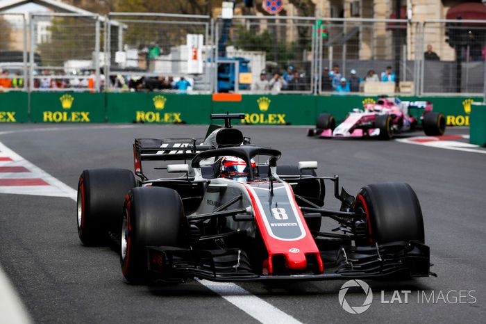 Romain Grosjean, Haas F1 Team VF-18 Ferrari, Sergio Perez, Force India VJM11 Mercedes