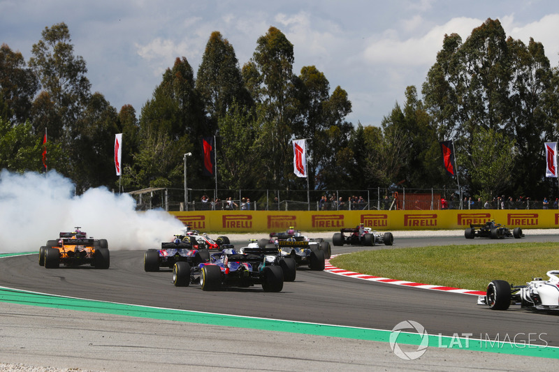 Romain Grosjean, Haas F1 Team VF-18, spins in the pack, causing an accident involving by collecting Nico Hulkenberg, Renault Sport F1 Team R.S. 18, and Pierre Gasly, Toro Rosso STR13