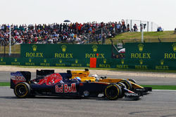 Max Verstappen, Scuderia Toro Rosso STR11 en Kevin Magnussen, Renault Sport F1 Team RS16 gevecht