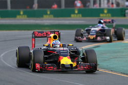Daniel Ricciardo, Red Bull Racing RB12 en Max Verstappen, Scuderia Toro Rosso STR11