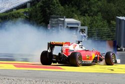 Sebastian Vettel, Ferrari SF16-H gira sobre la pista del circuito en la segunda sesión de práctica