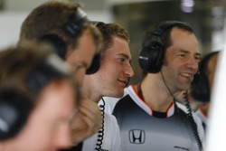 Stoffel Vandoorne, pilote de réserve McLaren, plaisante avec Ciaron Pilbeam, ingénieur de course en chef