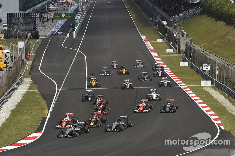 Sebastian Vettel, Ferrari SF16-H, Kimi Raikkonen, Ferrari SF16-H at the start