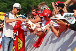 Esteban Gutierrez, Haas F1 Team, schreibt Autogramme