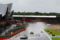 Lewis Hamilton, Mercedes AMG F1 W07 Hybrid aan de leiding achter de safety car
