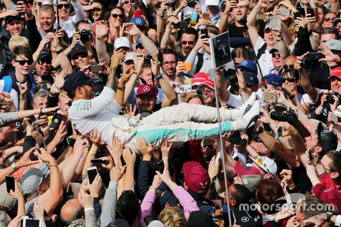 Race winner Lewis Hamilton, Mercedes AMG F1 celebrates with the fans