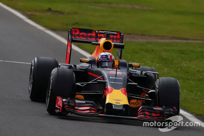 Pierre Gasly probando el Red Bull Racing RB12 