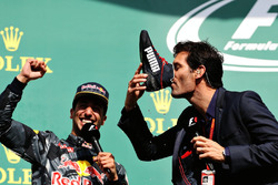 Podium: Daniel Ricciardo, Red Bull Racing met Mark Webber