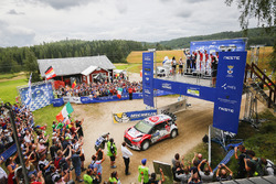 Подіум: переможці Кріс Мік, Пол Нейгл, Citroën World Rally Team, друге місце Ярі-Матті Латвала, Міік