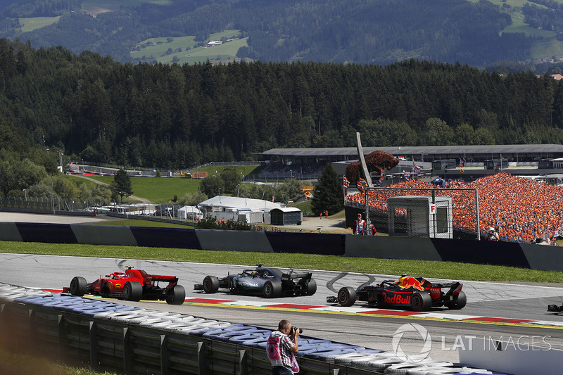 Duel Lewis Hamilton dan Kimi Raikkonen pada Lap 1