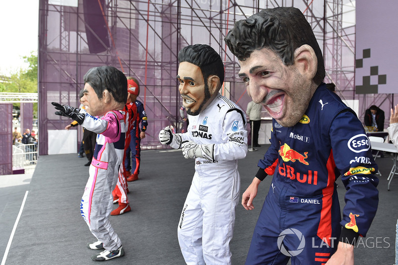 Куклы Даниэля Риккардо, Red Bull Racing, и Льюиса Хэмилтона, Mercedes AMG F1